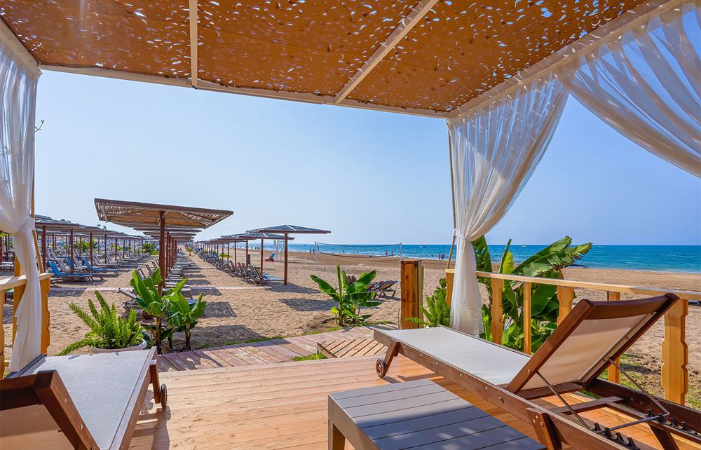 Strandcabanas des Süral Saray mit Blick aufs Meer